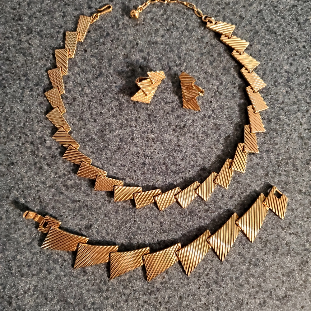 Vintage Crown Trifari Faux Gold Tone Chevron Jewelry Necklace Bracelet‎ Earrings